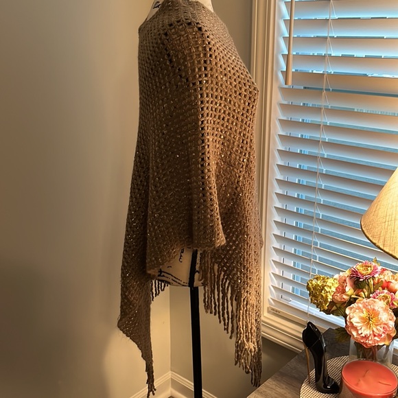 SIMPLICITY Pull Over Crochet Shawl Poncho with Sequins - Picture 2 of 4
